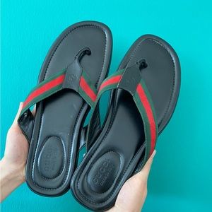 Black leather Gucci flip flops
